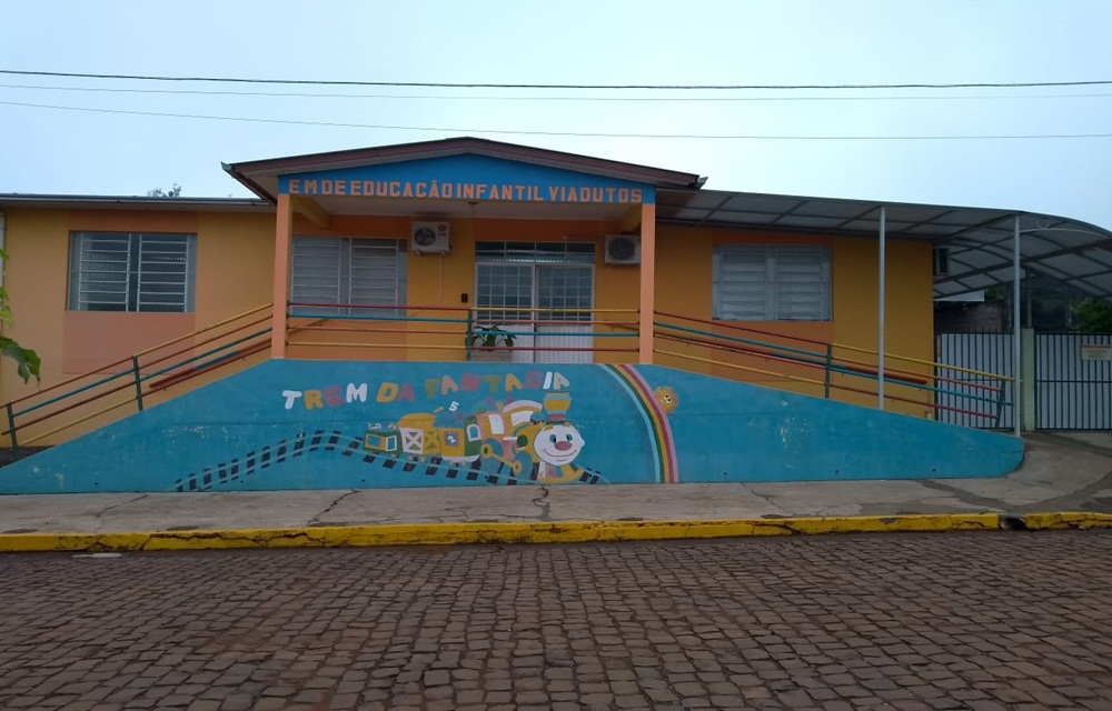 Ir para  <p>A Escola Municipal de Educa&ccedil;&atilde;o Infantil, carinhosamente chamada de Trem da Fantasia, no centro da cidade de Viadutos, foi assaltada pela segunda vez, na madrugada de hoje (06).</p>

<p>Os assaltantes...